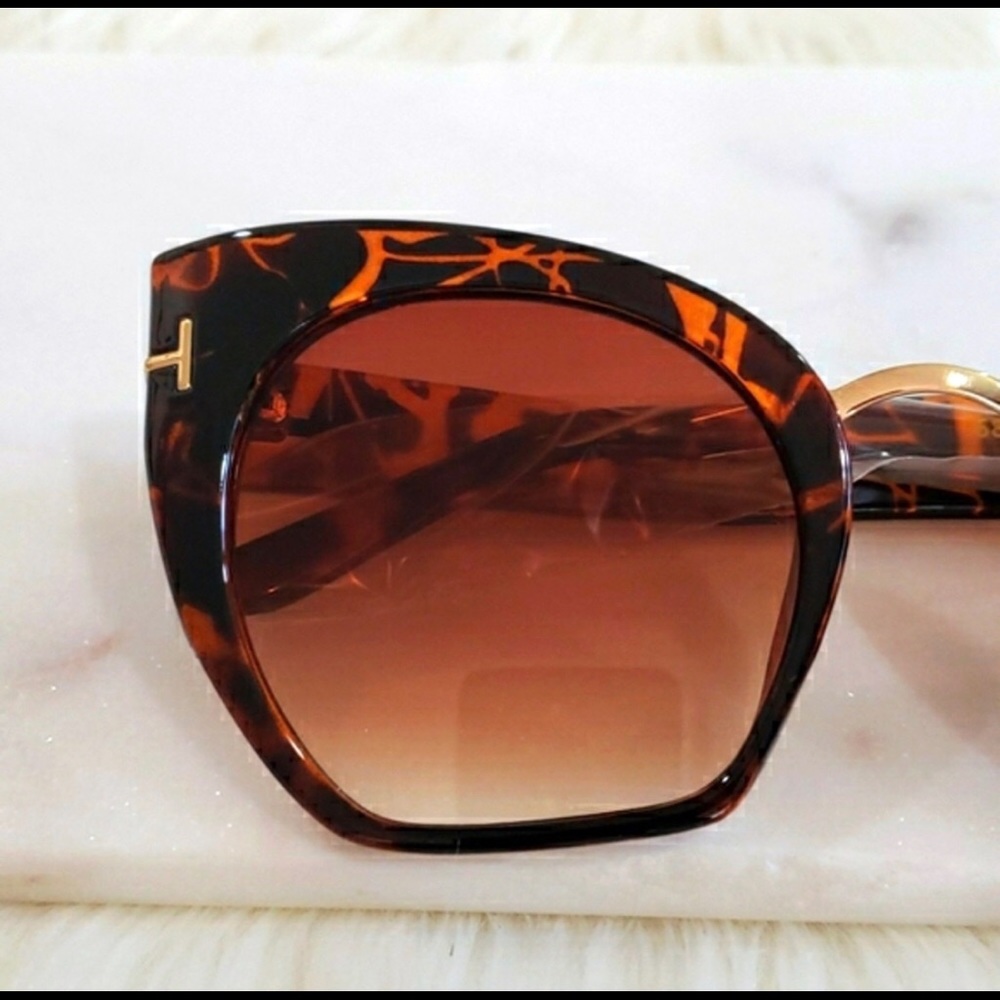 New Leopard Cat Eye SunGlasses with Gold Accents - Picture 7 of 7